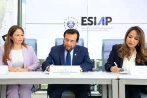 Vicepresidente Ulloa firma convenio Panamerican University