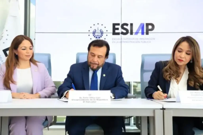 Vicepresidente Ulloa firma convenio Panamerican University