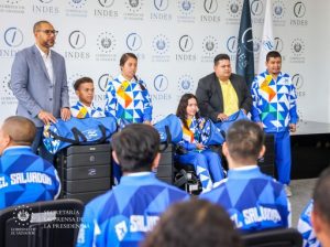 El Instituto Nacional de los Deportes (INDES), entregó el pabellón nacional a los atletas paralímpicos que participarán en los juegos Panamericanos