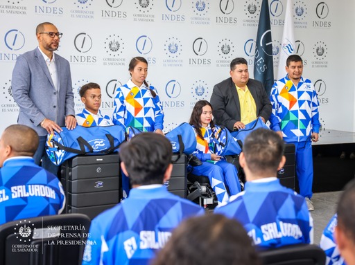 El Instituto Nacional de los Deportes (INDES), entregó el pabellón nacional a los atletas paralímpicos que participarán en los juegos Panamericanos