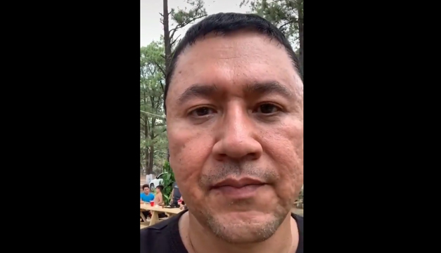 El insólito momento ocurrió en una fiesta municipal, mientras el edil se encontraba en una tarima y los migueleños no le dieron un buen visto a su participación.