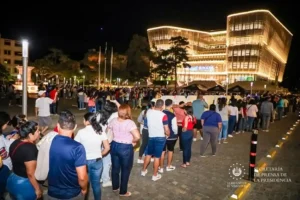 Nueva Biblioteca Nacional visitada por salvadoreños y extranjeros