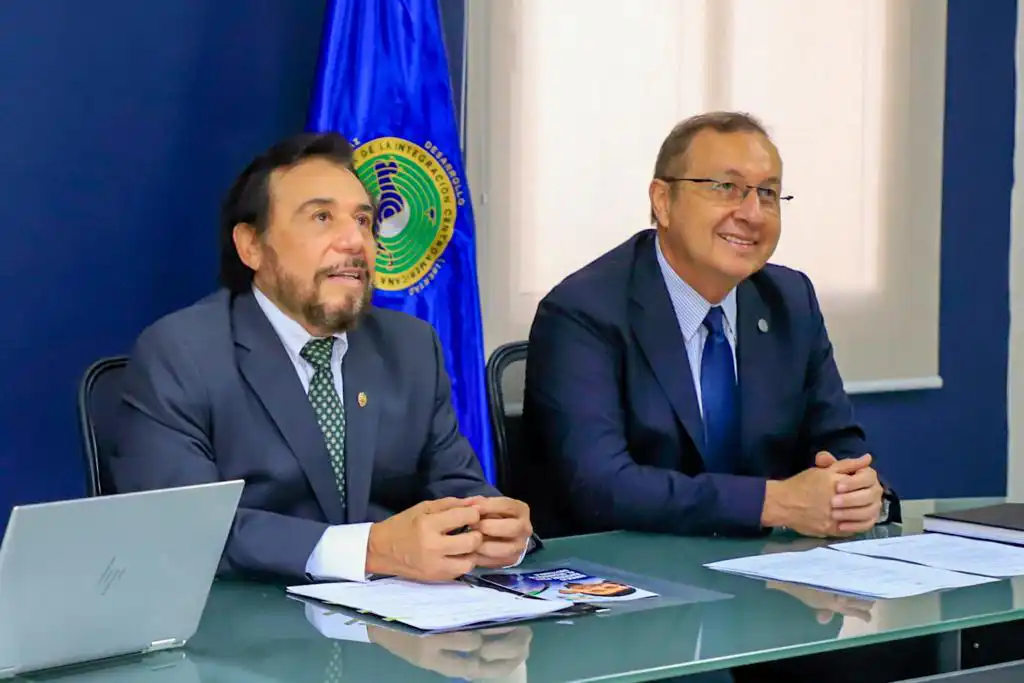 Vicepresidente Ulloa participa en reunión desarrollo sostenible