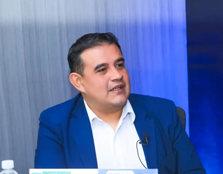 Los salvadoreños estamos condenados a pagar robos del pasado