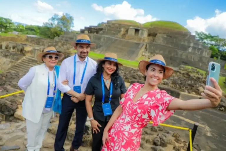 Gobierno recorre espacios culturales con funcionarios de la región