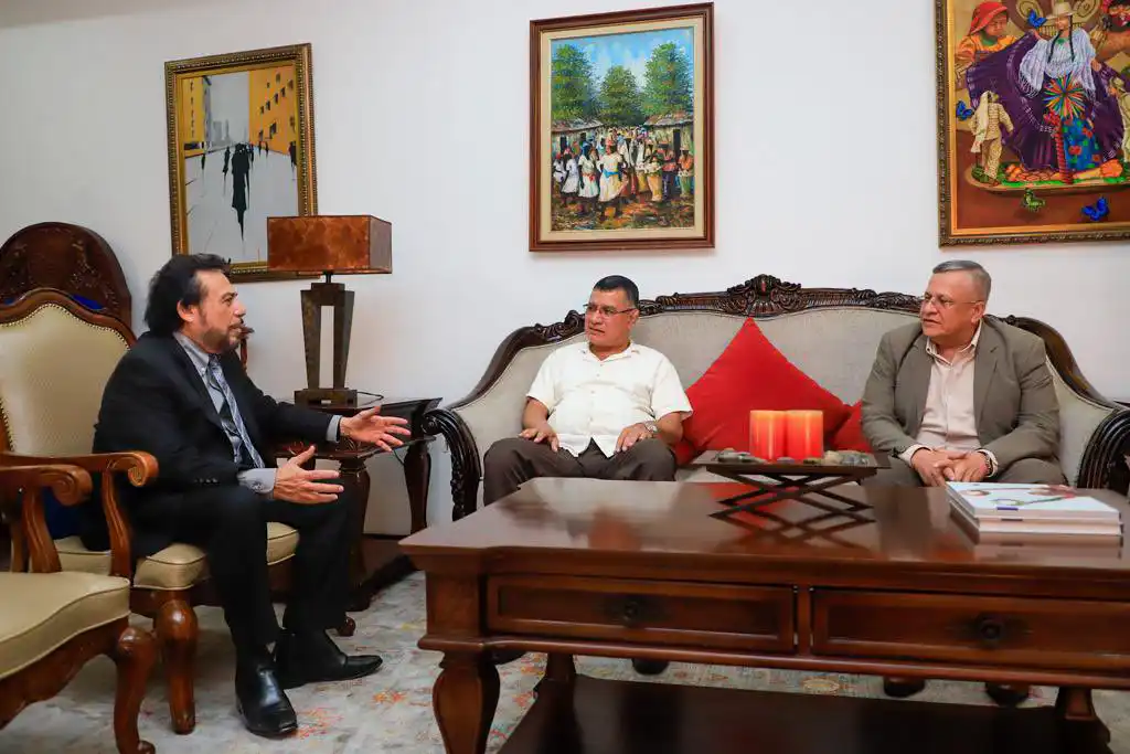 Vicepresidente Félix Ulloa se reune con nuevo rector de la UES
