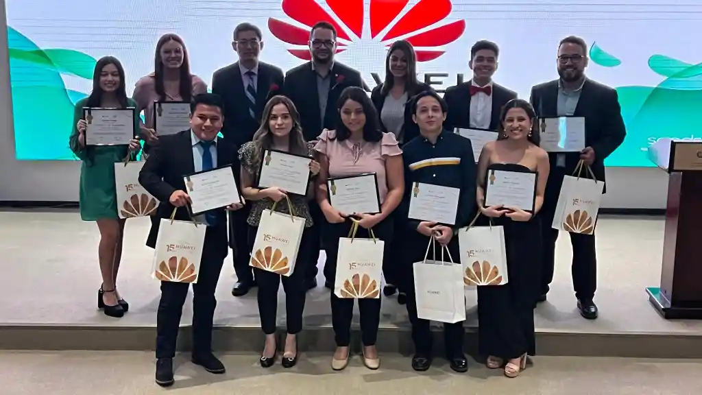 HUAWEI entrega reconocimientos jóvenes salvadoreños talentos