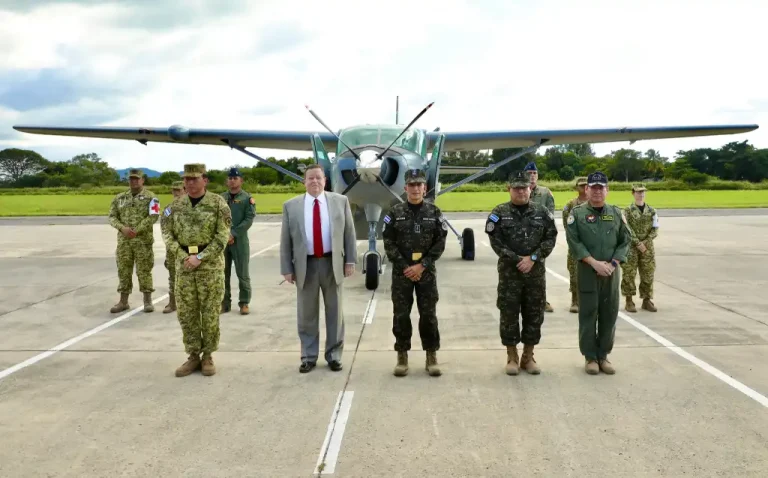 EE.UU. entrega avión Cessna Fuerza Armada Salvadoreña