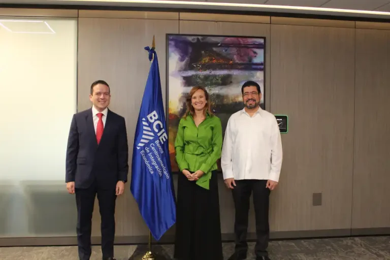 La costarricense Gisela Sánchez, asume presidencia del BCIE