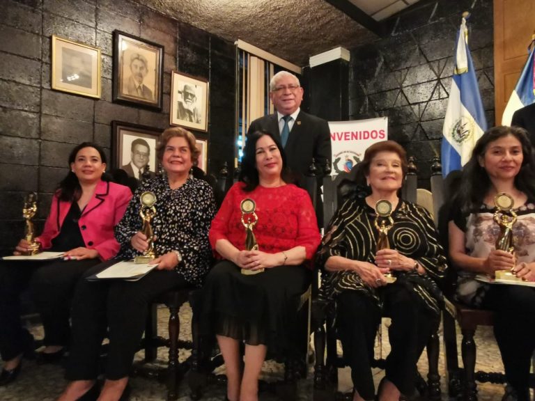Ateneo El Salvador, reconoce trabajo de mujeres dedicadas al arte
