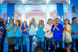 Sobre los 500 días con cero homicidios que El Salvador ha acumulado entre el 1 de junio de 2019 y el 3 de diciembre de este año, el presidente de la Asamblea Legislativa, Ernesto Castro afirmó que: “Volver al Pasado no es una opción”. Asimismo, indicó que desde el Primer Órgano del Estado se continuará dando la gobernabilidad que el país necesita para seguir defendiendo los cambios logrados durante la gestión del Presidente Nayib Bukele. Son 500 días los que ninguna familia ha tenido que llorar la muerte de un ser querido, gracias a la valentía del Presidente Bukele de declarar la guerra contra las pandillas, decisión que fue respaldada por los diputados del Grupo Parlamentario de Nuevas Ideas, quienes aprobaron los recursos económicos y herramientas legales para el combate de los grupos terroristas. Ha sido gracias a ese respaldo legislativo que más de 72,000 miembros de estructuras criminales han sido sacado de las calles, lo que ha devuelto la tranquilidad y la paz a las familias salvadoreñas, que ahora pueden salir de sus casas y retornar sanos y salvos, sin temor a ser asesinados. Gracias a ello también se han visto beneficiado miles de empresas y emprendedores de todos los tamaños, que a partir de la guerra contra las pandillas ya no son extorsionados, lo que ha dinamizado el comercio y demás actividades productivas, por ello Castro insistió en que: “Sigamos defendiendo todo lo que hemos conseguido”.