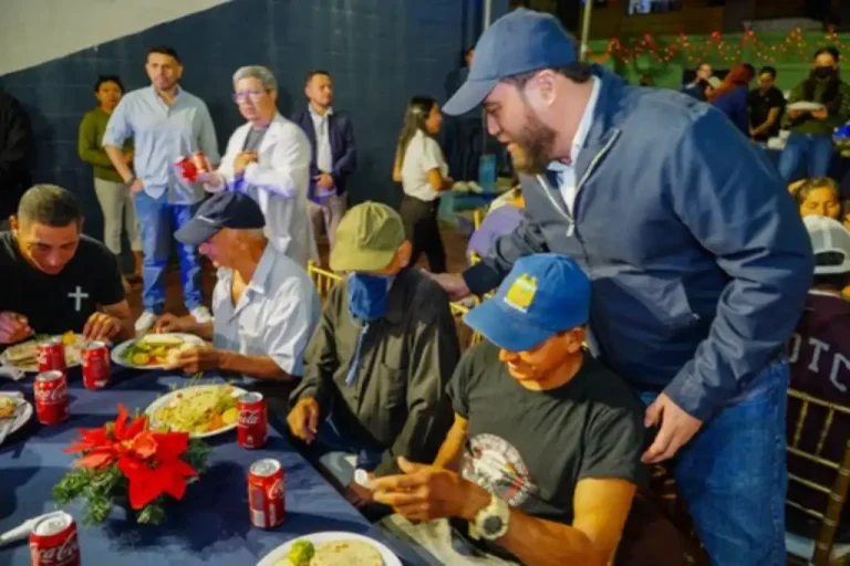 Mario Durán ofreció cena navideña personas en situación de calle
