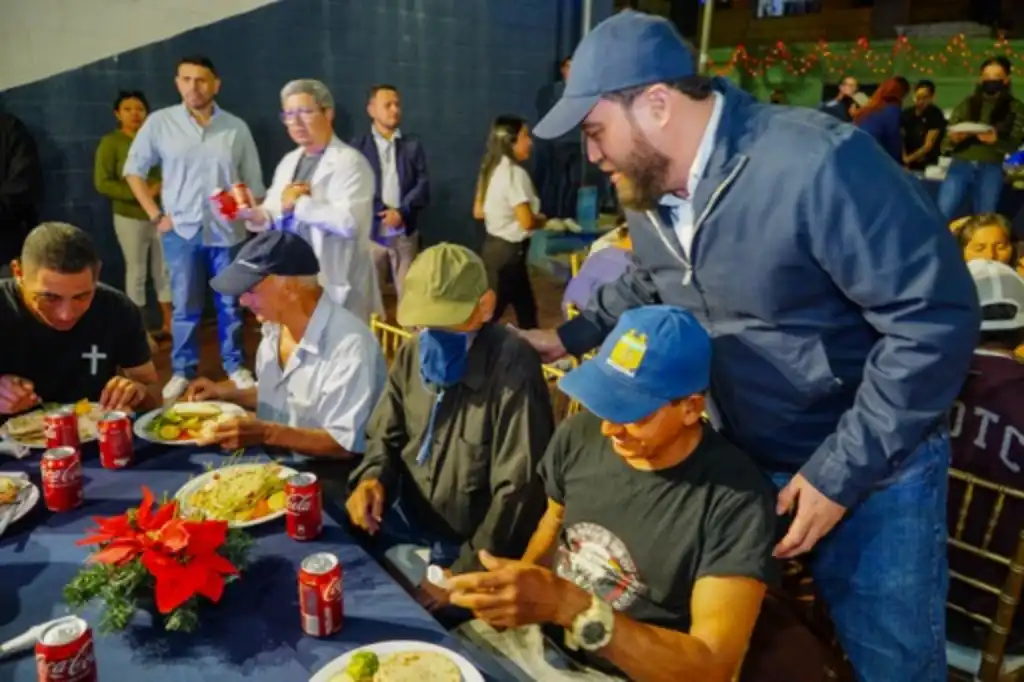 Mario Durán ofreció cena navideña personas en situación de calle