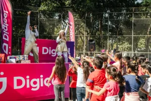 Digicel entrega regalos a niños de comunidades Santa Tecla