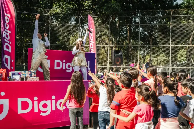 Digicel entrega regalos a niños de comunidades Santa Tecla