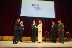 Gisela Sánchez, juramenta como nueva presidente del BCIE