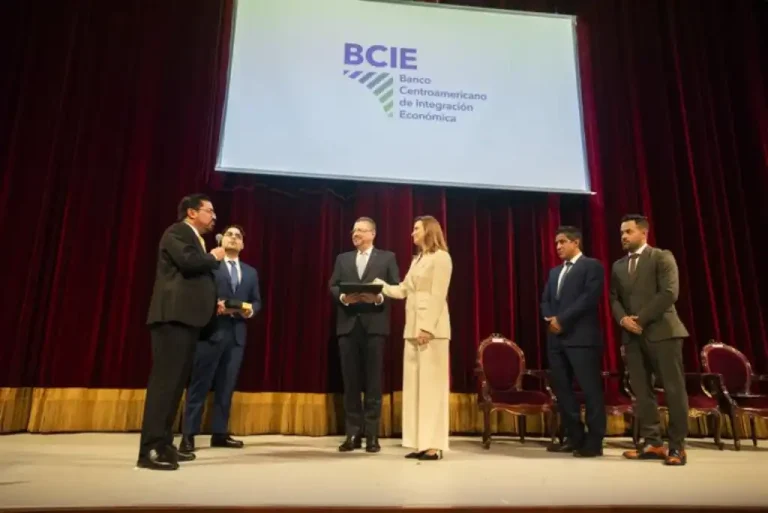 Gisela Sánchez, juramenta como nueva presidente del BCIE