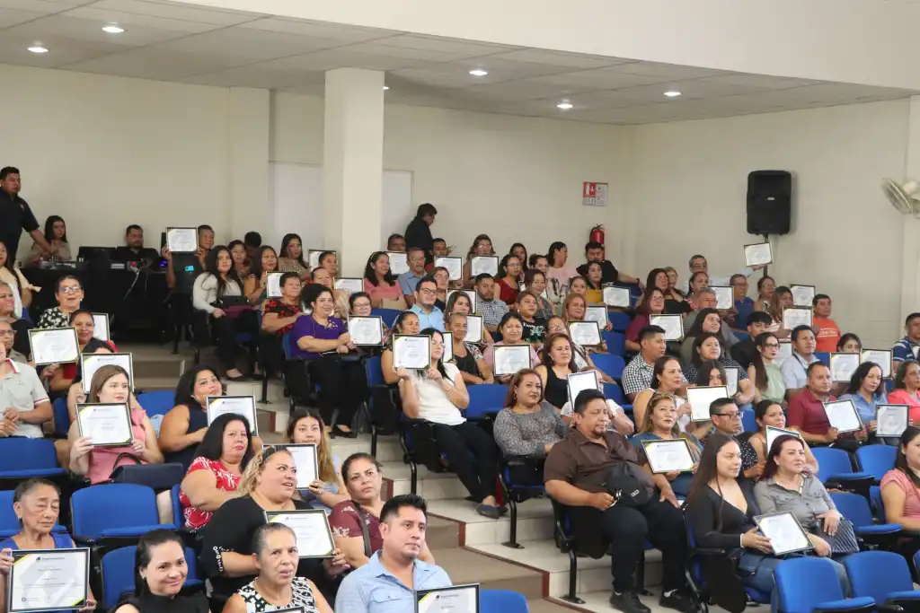 250 dueños de tiendas, graduados en gestión empresarial