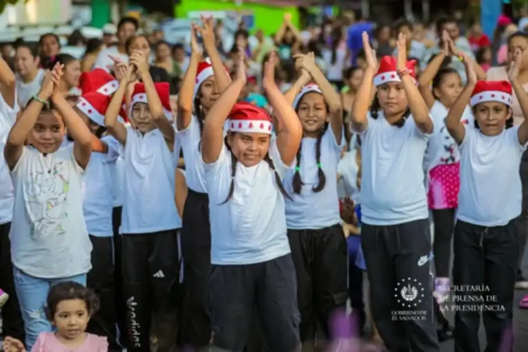 Gobierno celebra fiestas navideñas a niños de popa y Soyapango