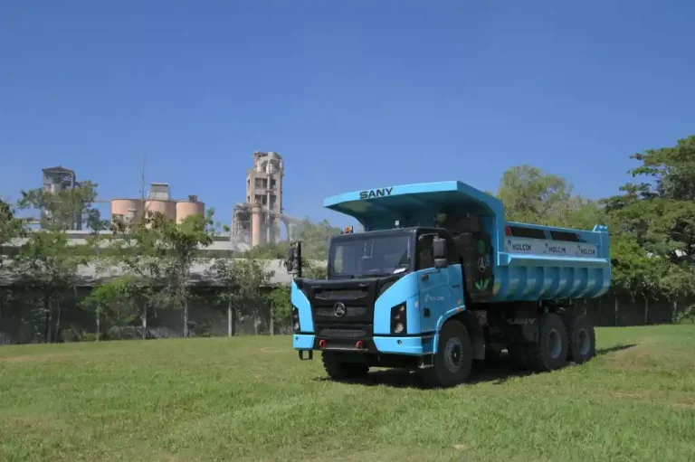 Holcim impulsa descarbonización al incorporar camión eléctrico