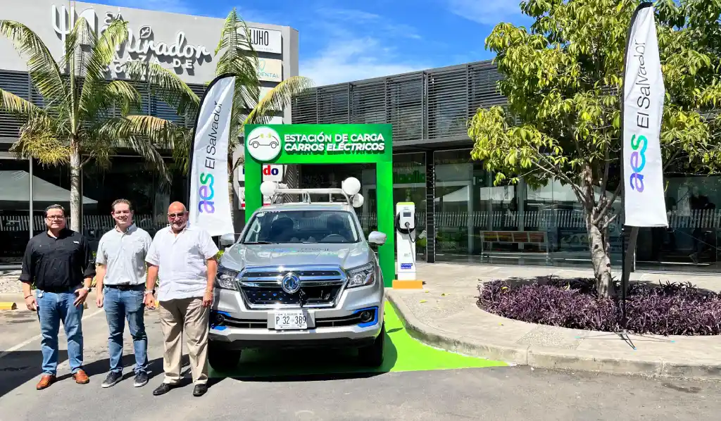 AES inaugura primera electrolinera en centro comercial San Miguel