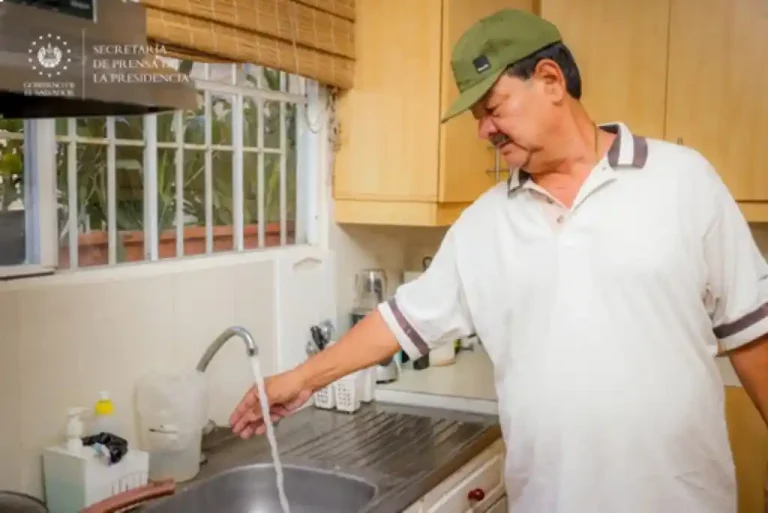 Cambian tuberías de agua potable colonia Guadalupe, Soyapango