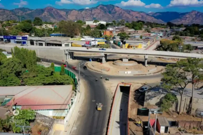 Avanza construcción del paso a desnivel Unicaes, en Santa Ana