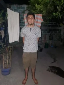 Luego que una ciudadana grabara y publicara el momento de la intimidación y la extorsión de la cual fue objeto, por parte de un terrorista, así reflejado él mismo en el video, la población internauta se encargó de hacerlo viral y pidió a las autoridades policiales “los tres doritos después” para su persecución y su pronta captura, misma, que hizo efectiva la PNC, según se dio a conocer. La Policía Nacional Civil, dijo que, el extorsionista responde al nombre Kevin Adonay Romero Zavala, alias Zorro, terrorista de la estructura criminal MS13, que llegó a exigir la extorsión a un chalet en la colonia San Lorenzo, Tecoluca, San Vicente, pero valientemente, la víctima sacó su teléfono y lo grabó para denunciarlo a través de las redes sociales, aseguraron. El criminal, durante varios meses, agrega el reporte policial, permaneció "encaletado" término para referirse a escondite, es decir, permaneció escondido y de bajo perfil para no ser capturado, pero en su desesperación por obtener dinero quiso exigir la mal llamada renta a un negocio. Las autoridades policiales, destacan que el terrorista, nunca imaginó que la población ya les perdió el miedo a los criminales y ahora son ellos quienes le temen a la justicia. “Ayer nos comprometimos a no descansar hasta capturarlo y una vez más cumplimos la misión a los salvadoreños”, dijo la PNC en su cuenta de twiter. Al terrorista extorsionista Alias Zorro, será procesado por extorsión agravada y agrupaciones ilícitas, a quien, dijeron, le espera el #CECOT donde pasará el resto de su vida.