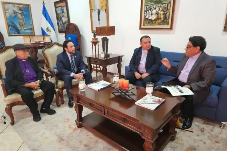 Vicepresidente Féxlix Ulloa, recibe a miembros del Foro Ecuménico
