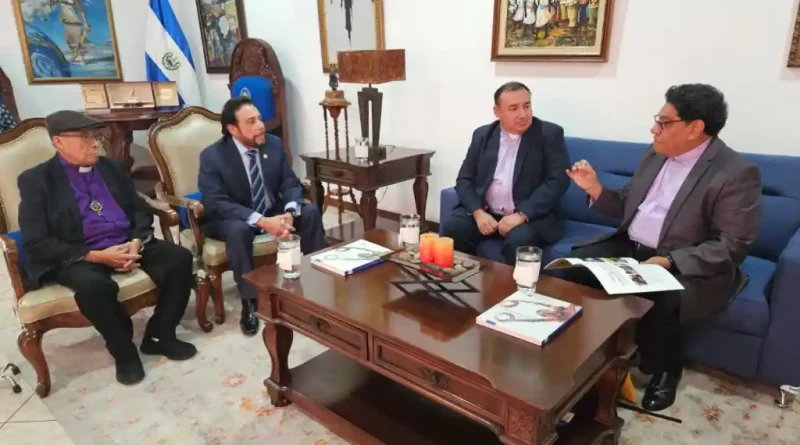 Vicepresidente Féxlix Ulloa, recibe a miembros del Foro Ecuménico