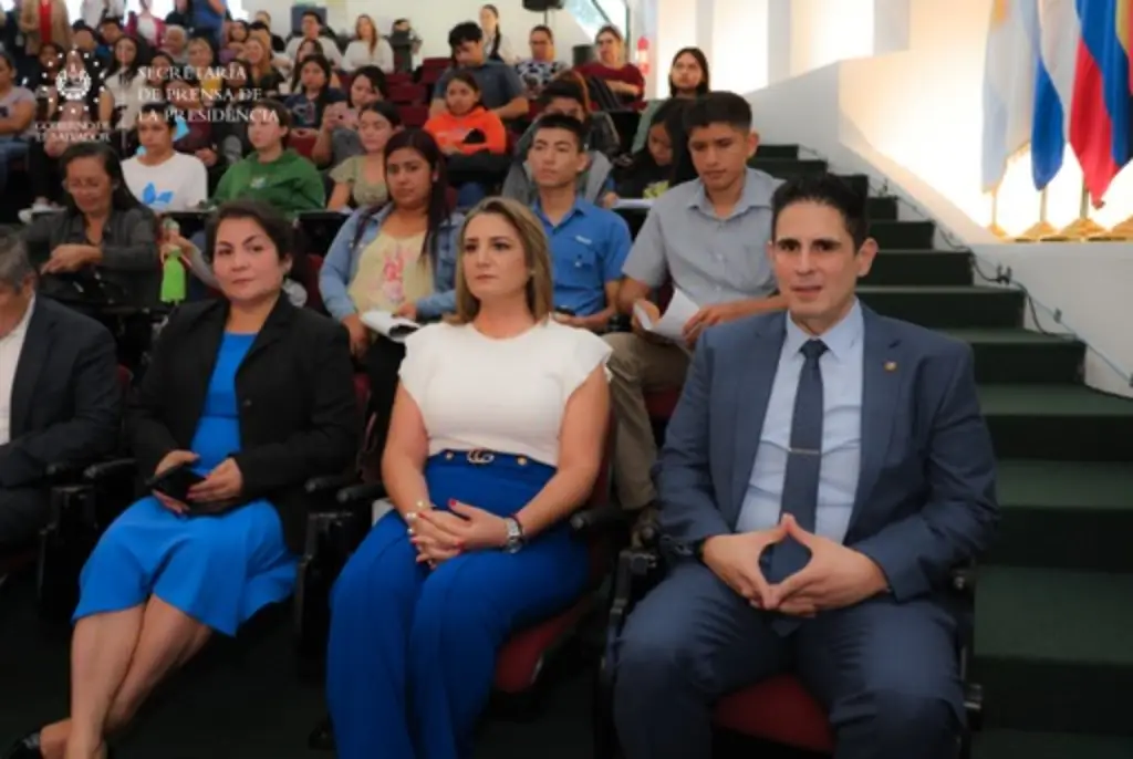 CEL y FUNDAGEO entrega becas universitarias jóvenes del país