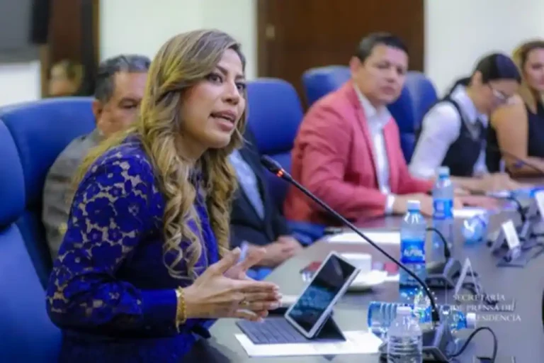 Directora ISSS aporta a nueva Ley de especialización médica