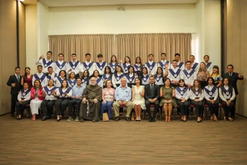 Jóvenes del oriente del país reciben becas universitarias