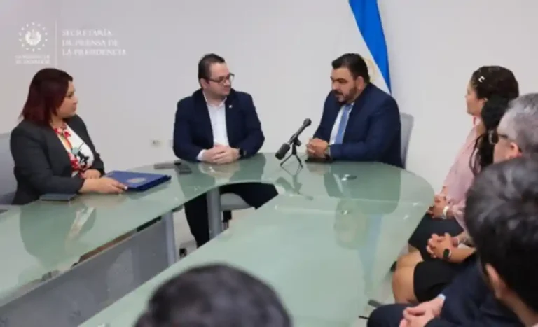 Gobierno firma convenio de cooperación con la PGR