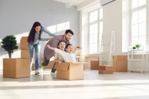 Banco Promerica, en alianza con las principales empresas desarrolladoras de inmuebles del país, realizará su tercera Feria de Vivienda, con el objetivo de ofrecer una amplia gama de opciones habitacionales en diversas ubicaciones del país y que los salvadoreños conviertan en realidad el sueño de adquirir su casa nueva. La tercera Feria de Vivienda Promerica se llevará a cabo en Bambu City Center, ubicado en Avenida La Capilla, Segundo Nivel, Plaza Miniso, los días sábado 10 y domingo 11 de febrero, en horario de 10:00 am a 6:00 pm, ambos días. La Feria de Vivienda Promerica se ha convertido en una importante plataforma para que los salvadoreños puedan explorar las diferentes opciones de proyectos habitacionales existentes en distintos puntos del país. Entre los proyectos se encuentran, San Francisco Tower, Paseo del Prado, Condado Santa Elena, Senderos de Opico II, Puerta del Bálsamo, Portal Valdeterra, Mirá Apartamentos, Nu Lomas, 8VII Homes, Alturas 900, Nordico, Avitat, Lomas 500, Torre Maya, San Benito 53, Torre Fauvé, Bonavista Norte, Residencial San Carlos, entre otras. Además, las empresas inmobiliarias participantes en el evento estarán ofreciendo condiciones especiales por contratación durante la feria. Entre las empresas se encontrarán reconocidas firmas como Inversiones Bolivar, Desarrollos Urbano (Bambú), Inversiones Roble, Inmuebles, Urbánica, Inmobiliaria Alpha, Grupo Arquero, Constructora el Águila, TP Constructora, entre otras. "En Banco Promerica trabajamos día a día en Pro de los sueños de los salvadoreños, por ello anunciamos el desarrollo de nuestra tercera Feria de Vivienda, una importante plataforma para comenzar a materializar ese propósito de tener una casa nueva", manifestó Gisela Jule, Subgerente de Banca Premium de Banco Promerica. Los asistentes tendrán la oportunidad de recibir asesoramiento personalizado por parte de representantes de Banco Promerica, quienes estarán disponibles para ofrecer condiciones preferenciales en financiamiento de vivienda habitacional, calcular su cuota en tiempo real, tasas competitivas y plazos de hasta 30 años con comisiones preferenciales, además para ofrecer opciones de consolidar deudas y adquirir un Crédito Multipropósito. Banco Promerica invita a los salvadoreños a asistir a esta importante feria y hacer realidad el anhelado sueño de comprar su casa en el año 2024, aprovechando los mejores beneficios y condiciones competitivas del mercado.