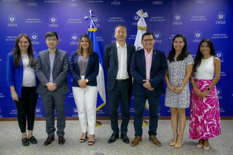 Huawei dona pantallas de última tecnología a centros escolares
