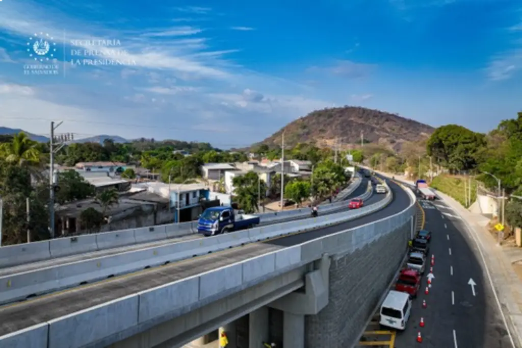 Inauguran paso multinivel sobre redondel Balaguer Santa Ana