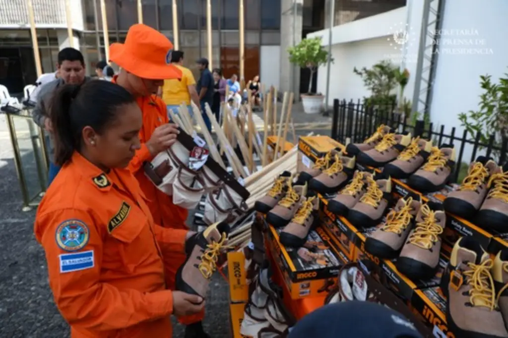 Gobierno recibe donativo para fortalecer Cuerpo de Bomberos