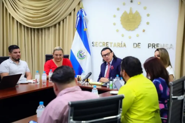 Alcaldesa electa de GANA La Libertad O., se reúne con gobierno