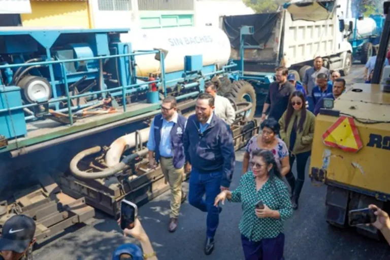 Alcalde Mario Durán verifica obras recarpeteo calles de la capital