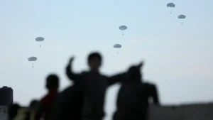 EEUU lanza 36.000 raciones de comida desde el aire en Gaza