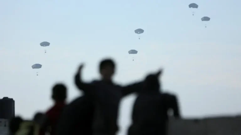 EEUU lanza 36.000 raciones de comida desde el aire en Gaza