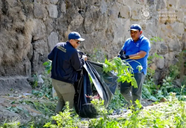 Intensifica labores de limpieza ríos y quebradas área Metropolitana