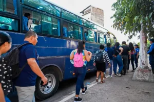 Alcaldía San Salvador brinda transporte gratis por ordenamiento