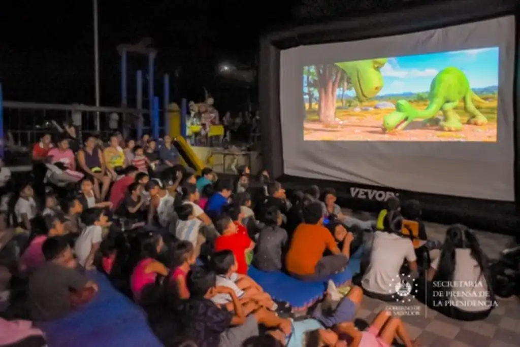 Unas 5 mil personas asistieron al cine comunitario el sábado