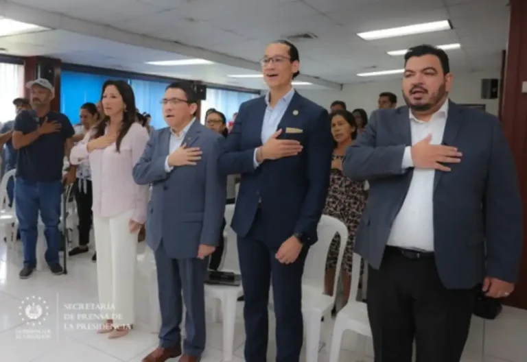 Gobierno entrega escrituras propiedad a familias de San Vicente