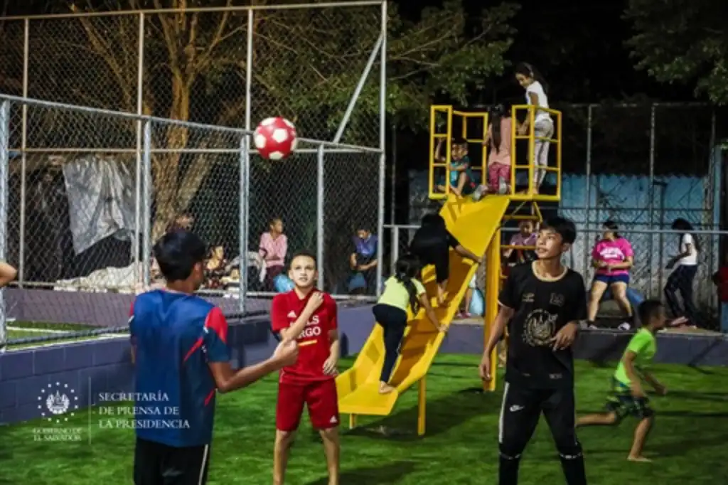 MOP inaugura cancha cantón Agua Escondida, San Juan Opico