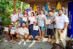 Capacitan instructores de surf y guías turísticos primeros auxilios