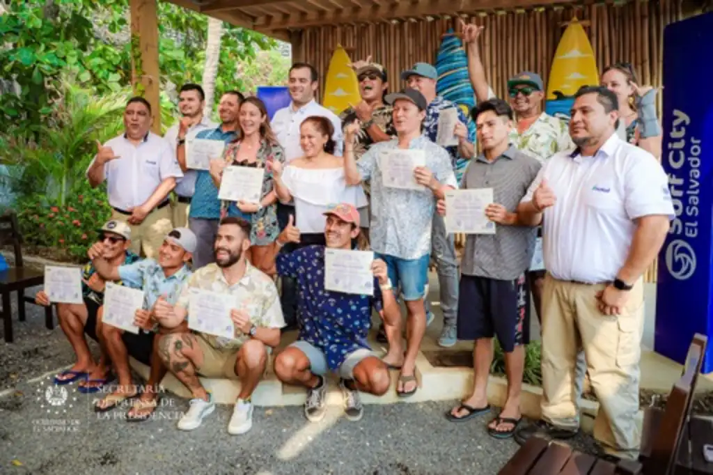 Capacitan instructores de surf y guías turísticos primeros auxilios