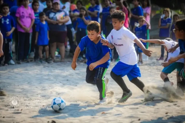Llevan insumos deportivos y educativos a niños isla Tasajera